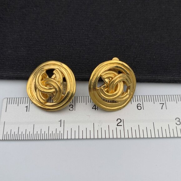 CHANEL 24K Vintage CC Gold Plated Clip-On Round Medallion Logo Earrings 1996 96P - Picture 9 of 16